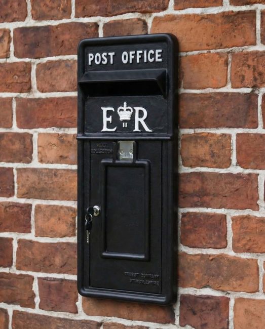 "Original Reproduction" Elizabeth Regina Post & Parcel Box Finished in Red With White Text