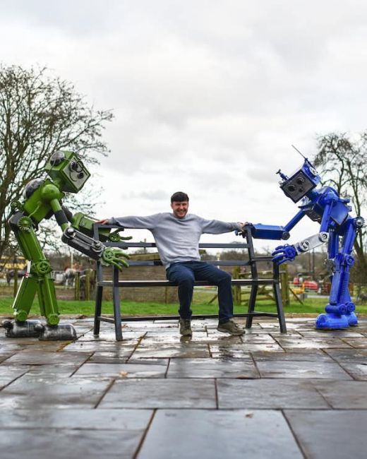 Recycled Metal Pair of Robots Selfie Bench Recycled Metal Pair of Robots Selfie Bench