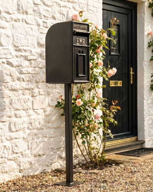 Black & Gold "Newland" Elizabeth Regina Post Box with Stand digital illustration