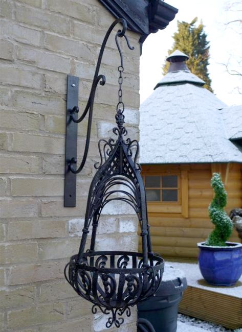 "Loredale Manor" Black Ornate Hanging Basket