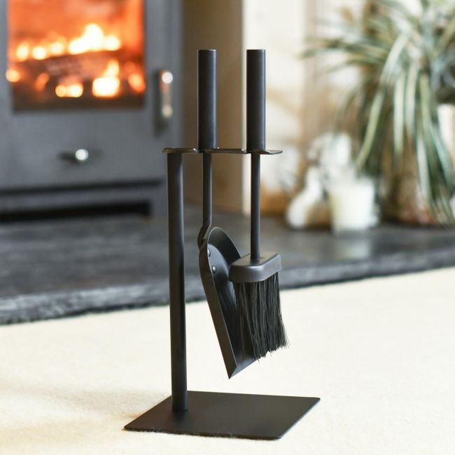 Simplistic Contemporary Fireside Companion Set in Situ Simplistic Contemporary Fireside Companion Set in Situ