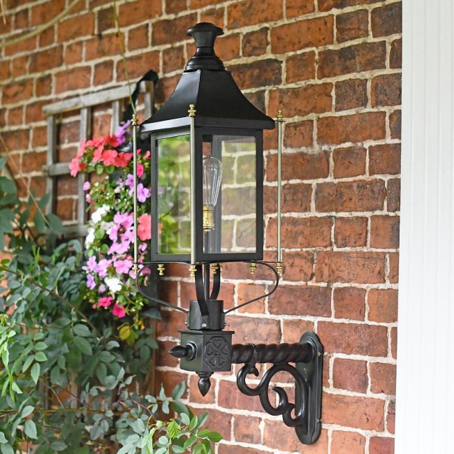 Black Victorian Wall Light With Brass Bar Decoration Black Victorian Wall Light With Brass Bar Decoration