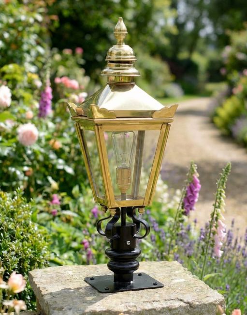 Digital Illustration of the 64cm Polished Brass Harrogate Pillar Light and Lantern Set from an Angled View