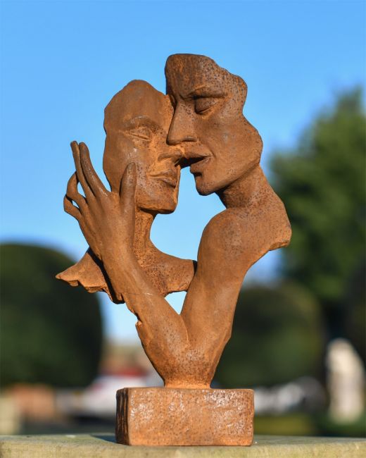 Cast Iron Rustic Embracing Couple Garden Sculpture Cast Iron Rustic Embracing Couple Garden Sculpture