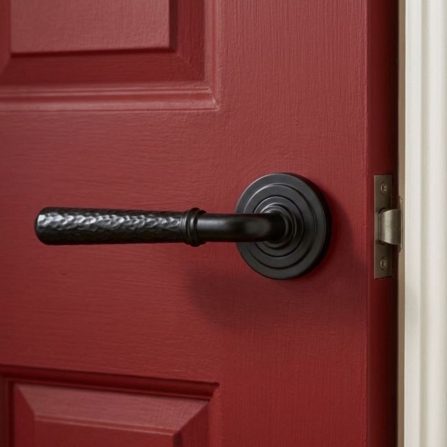 Midnight Black Hammered Unsprung Lever Door Handle on Art Deco Rose Front