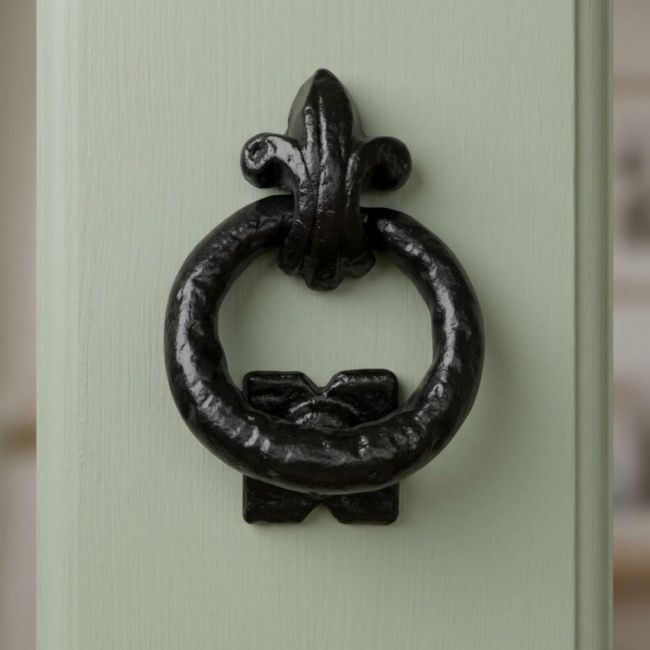 "Hylmland" Rustic Iron Fleur de Lys Door Knocker