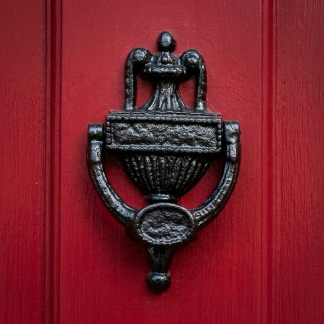 "Rookyard Court" Iron Urn Door Knocker
