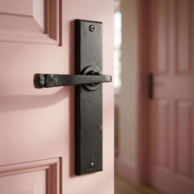 Large Lever Handle Set Finished In Black