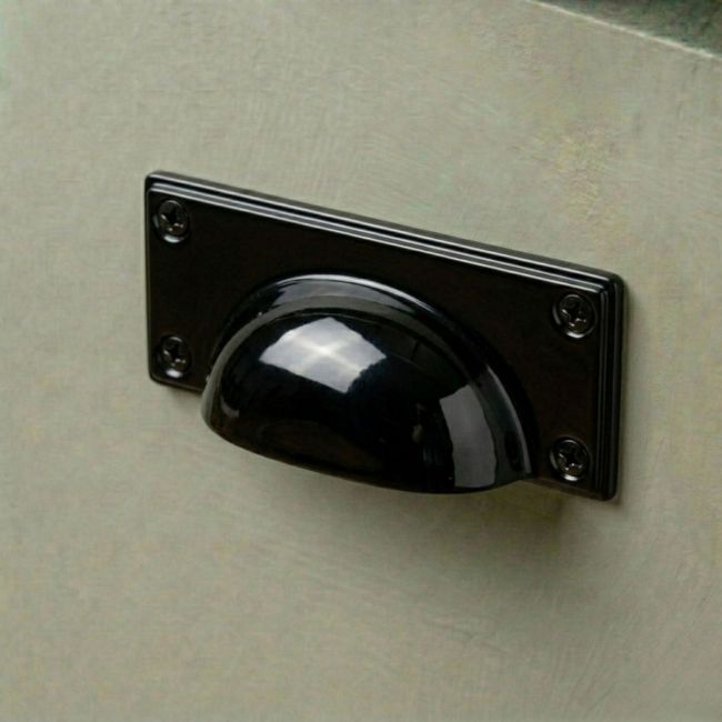 The Midnight Black Rectangular Drawer Pull with Curved Handle Fitted on a Green Kitchen Cupboard Drawer - Digital Illustration The Midnight Black Rectangular Drawer Pull with Curved Handle Fitted on a Green Kitchen Cupboard Drawer - Digital Illustration