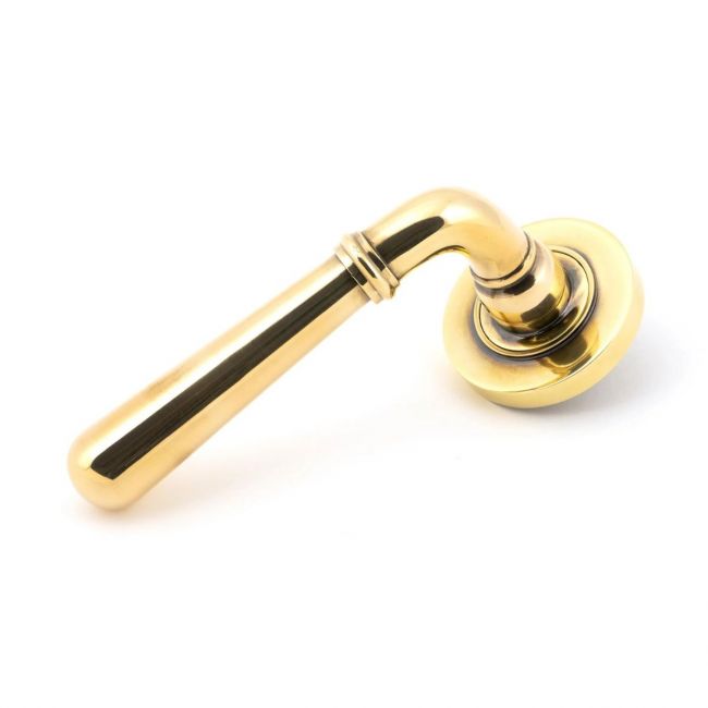 The Slender Classic Reeded Lever on Plain Rose Set - Aged Brass on a White Background The Slender Classic Reeded Lever on Plain Rose Set - Aged Brass on a White Background