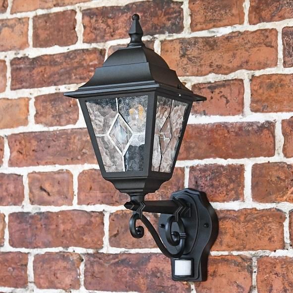 Traditional Wall Mounted Lantern in Black Traditional Wall Mounted Lantern in Black