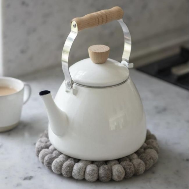 White Enamel Stove Kettle with Wooden Handle White Enamel Stove Kettle with Wooden Handle