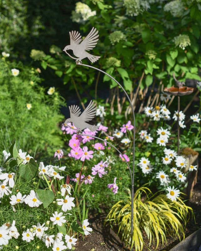 pair-of-robins-decorative-garden-stake-black-country-metalworks