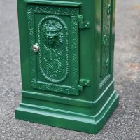 Close-Up of Freestanding Base on “Woodland Ivy” Green Camden Deluxe Free Standing Post Box Close-Up of Freestanding Base on “Woodland Ivy” Green Camden Deluxe Free Standing Post Box
