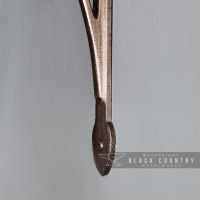 Close-up of the Arrow Ends on the Shelf Bracket