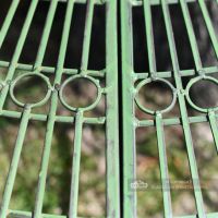 Decorative circle pattern on tree seat