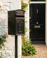 Black & Gold "Goldney" King George Curved Roof Post Box with Stand digital illustration