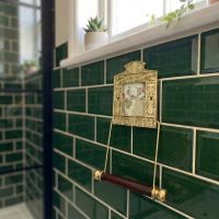 Digital Illustration of the Brass Version of the Globe Toilet Fixture Holding Without Toilet Roll from an Angled View