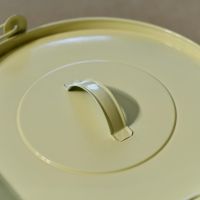 Close up of lid and handle 