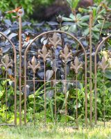 Full view of in situ steel garden lawn edging