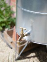 Galvanised Water Butt - 126L close up of brass tap