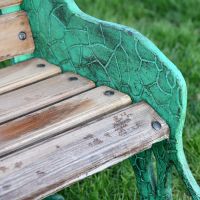 Close up of wooden slats and giraffe outline 