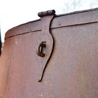 Lockable Catch on the Lid of the Planter