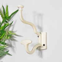 "Madame Anouk" Cream Hook in Situ "Madame Anouk" Cream Hook in Situ