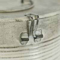Detailed image of clasp for lid on bucket