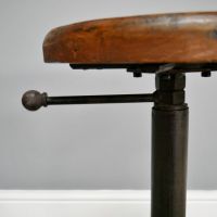 Close up of adjustable height lever 