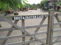 Shut & Fasten Gate Sign