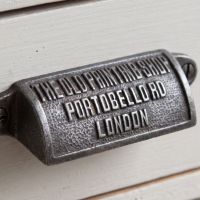 The Portobello Antique Iron Cup Pull Handle 98mm Showing a Close up of the Text in the Grip - Digital Illustration