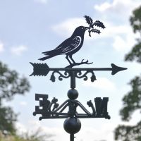 Close-Up of Raven & Holly Topper Close-Up of Raven & Holly Topper