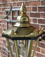 Close up of the decoration on top of the lantern