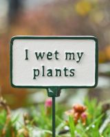 Witty Cast Iron Plant Pot Spike “I wet my Plants” close up image