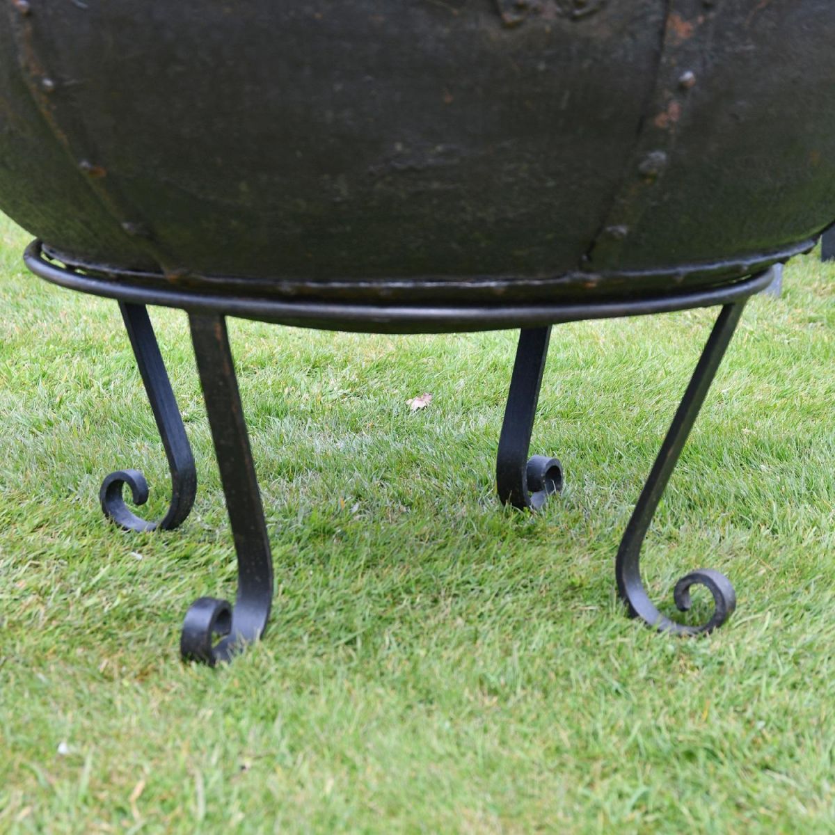 Close up of scroll feet stand 