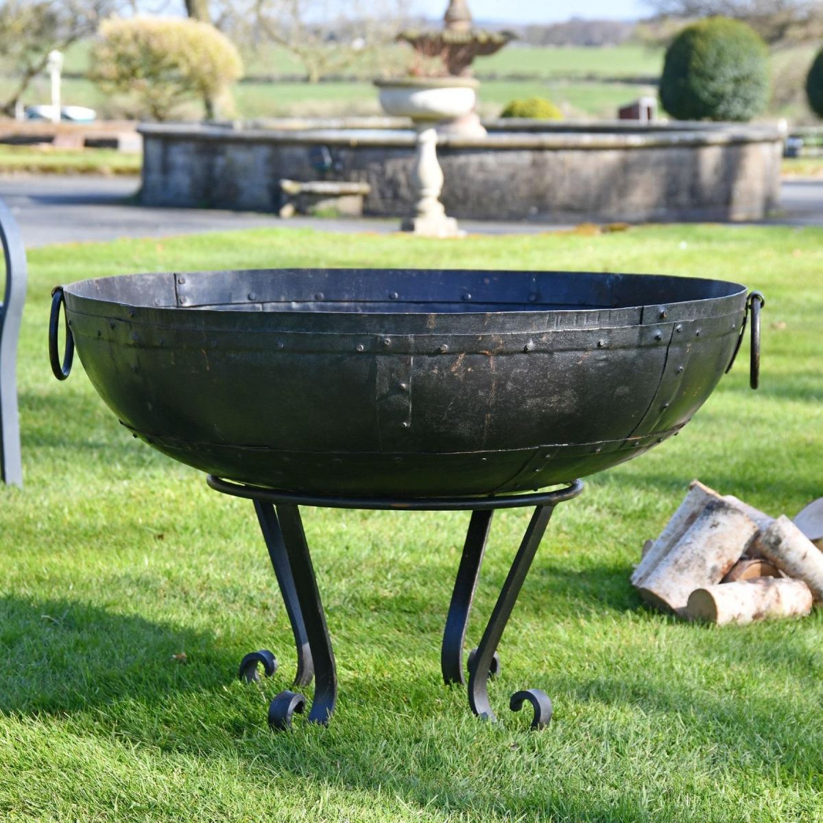 80cm Kadai Bowl in garden setting 