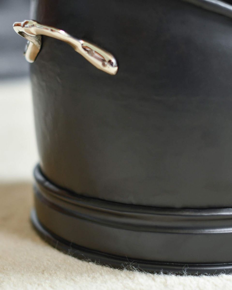 Close-Up of Black & Polished Nickel Finishes