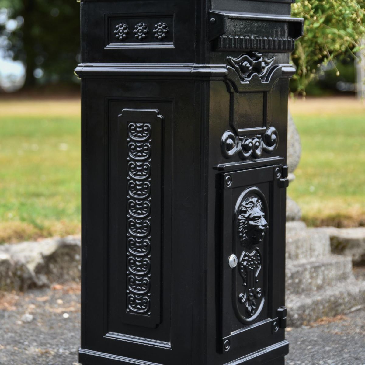 Close-up of Stunning Detail & Lion Motif 