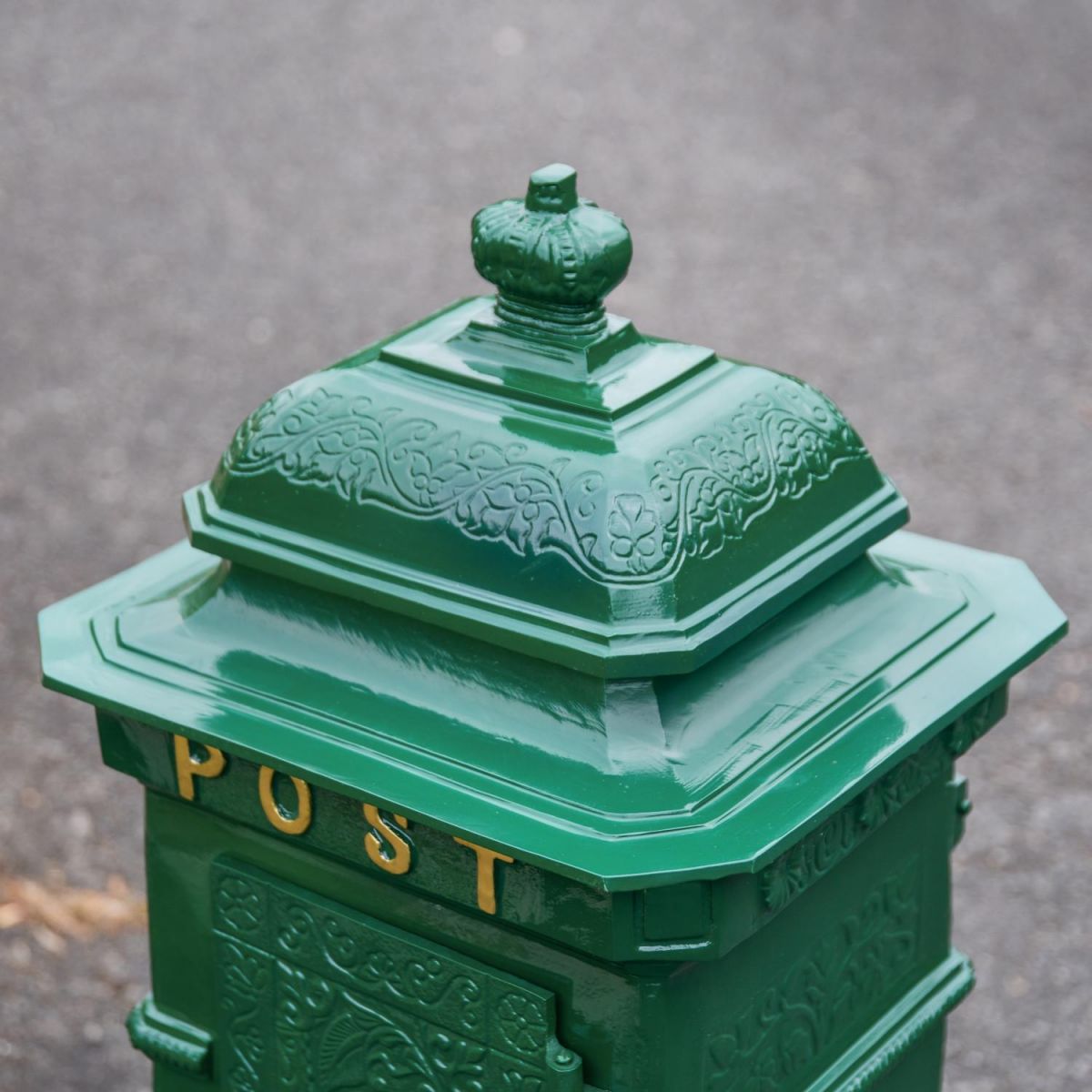 Close-Up of Lid Detail on “Woodland Ivy” Green Camden Deluxe Free Standing Post Box