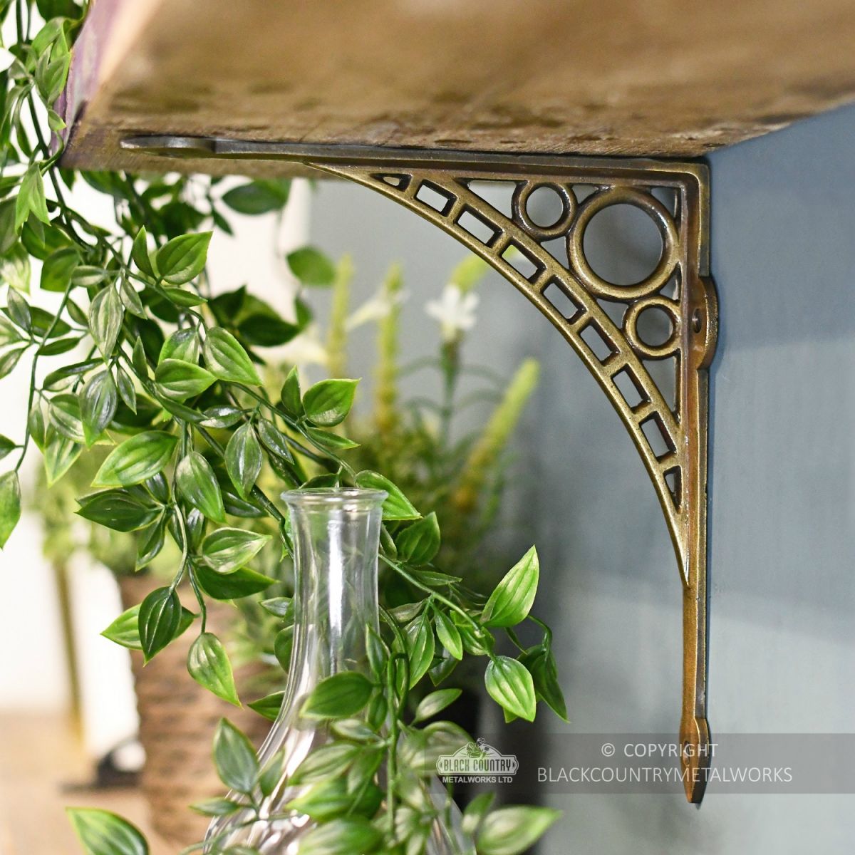 Antique Brass Effect Cast Iron Wall Bracket