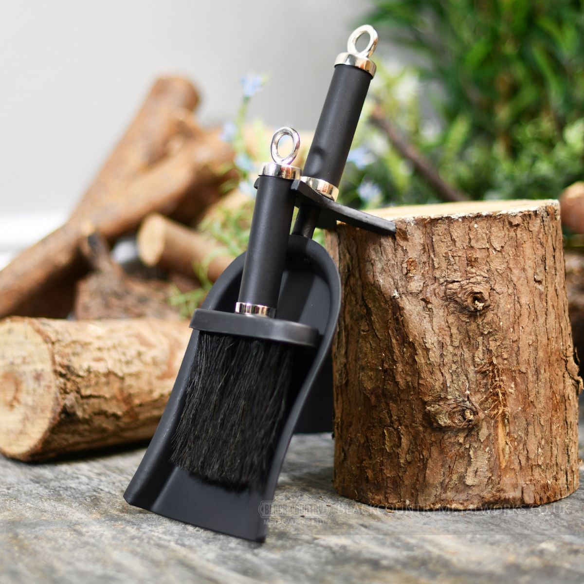Modern fireside dust pan