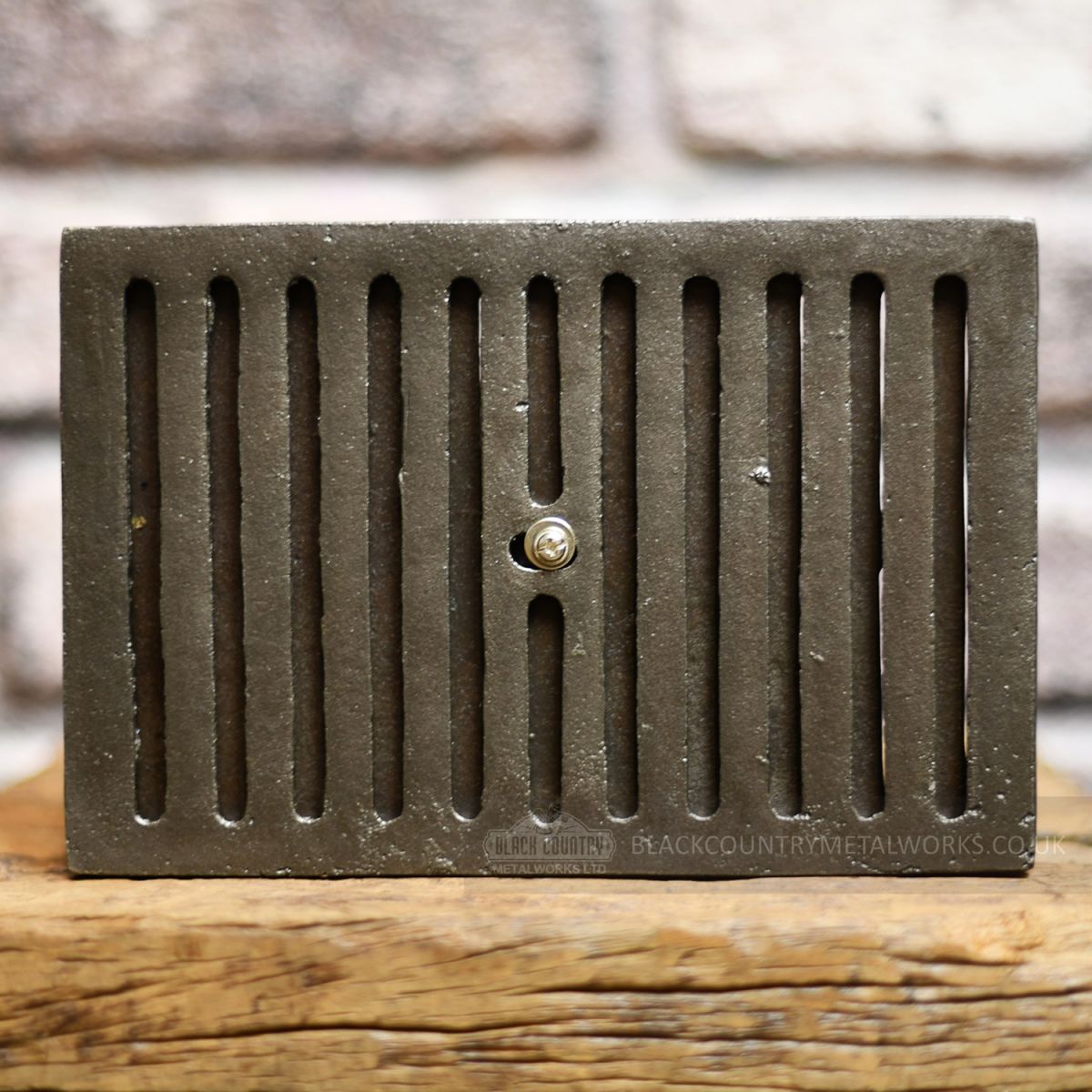 Wall air vent closed flap