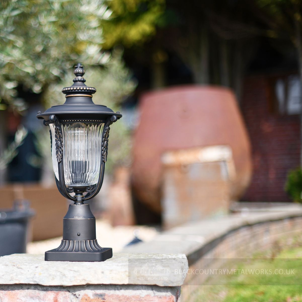 Bronze finish entrance pillar light