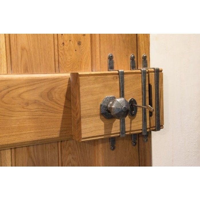 Beaufort Octagonal Centre Door Knob in Situ on a rim lock
