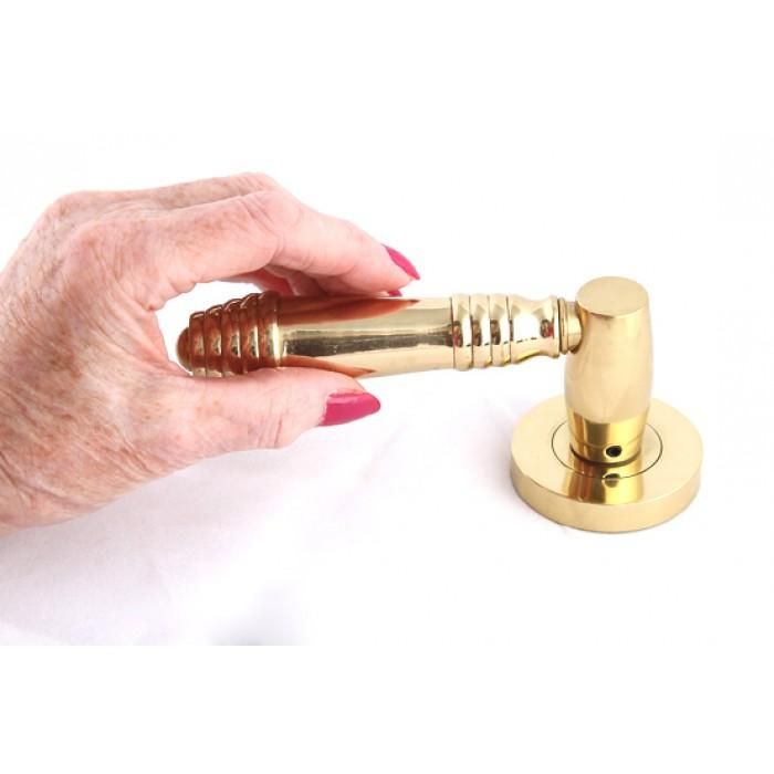 “Beehive” design contemporary lever handle - Polished Brass