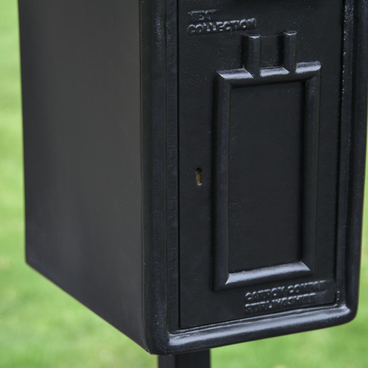 Close-Up of Midnight Black Finish on Freestanding Post Box