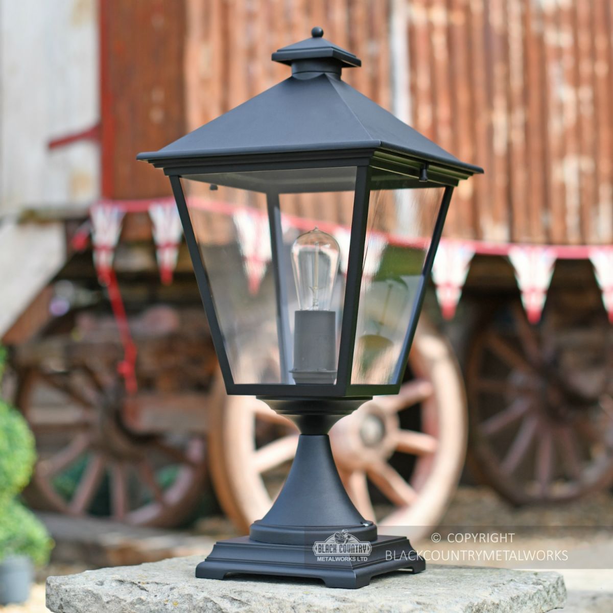 Black Simplistic Victorian Pillar Light