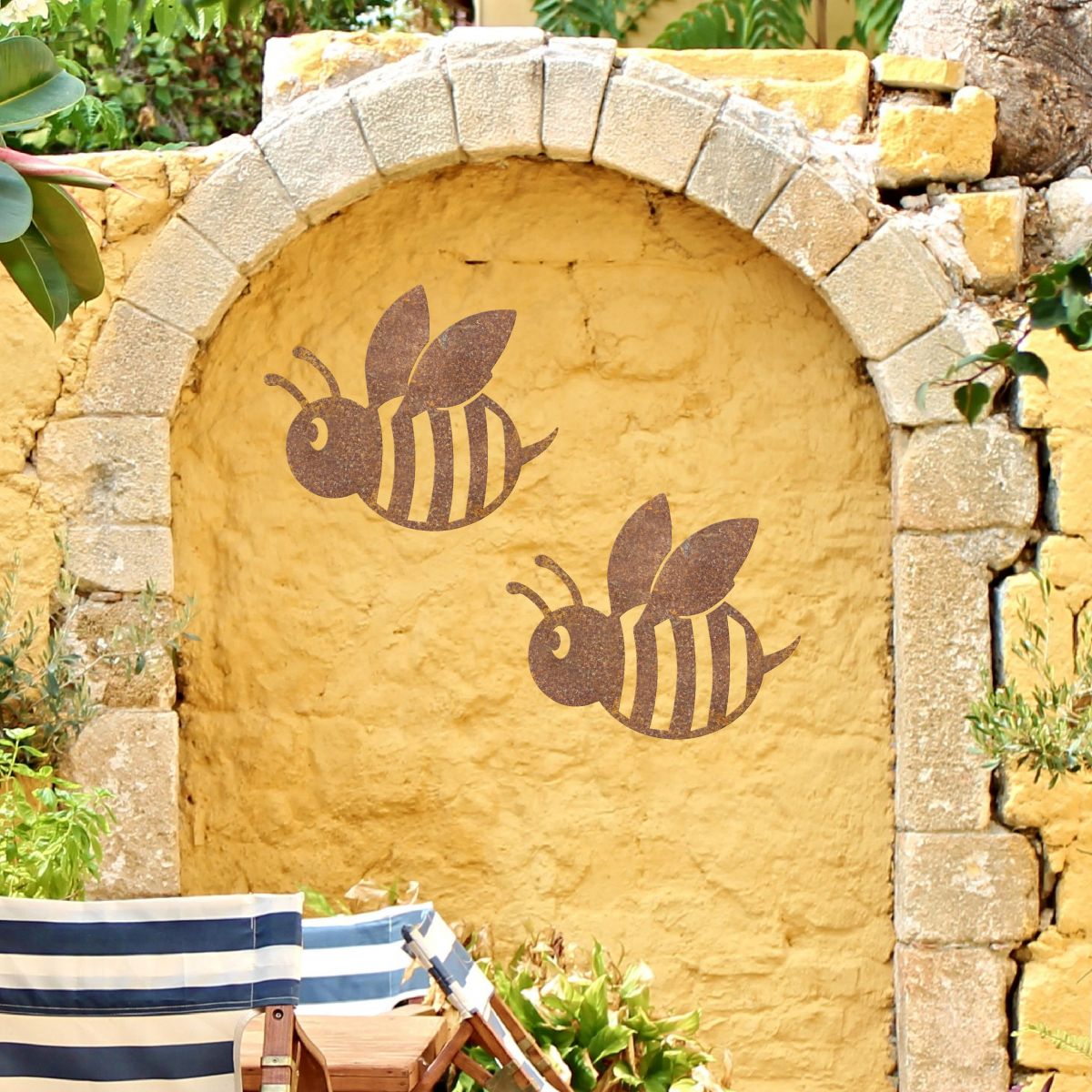 Rustic "Cartoon Bee" Wall Art Outdoors 