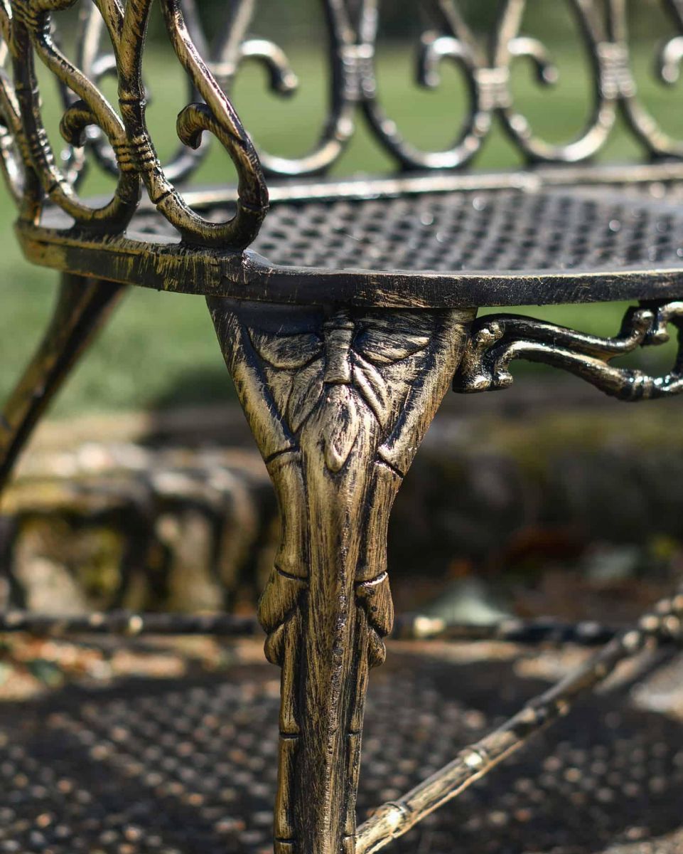 Close-Up of Integral Legs & Leg Support